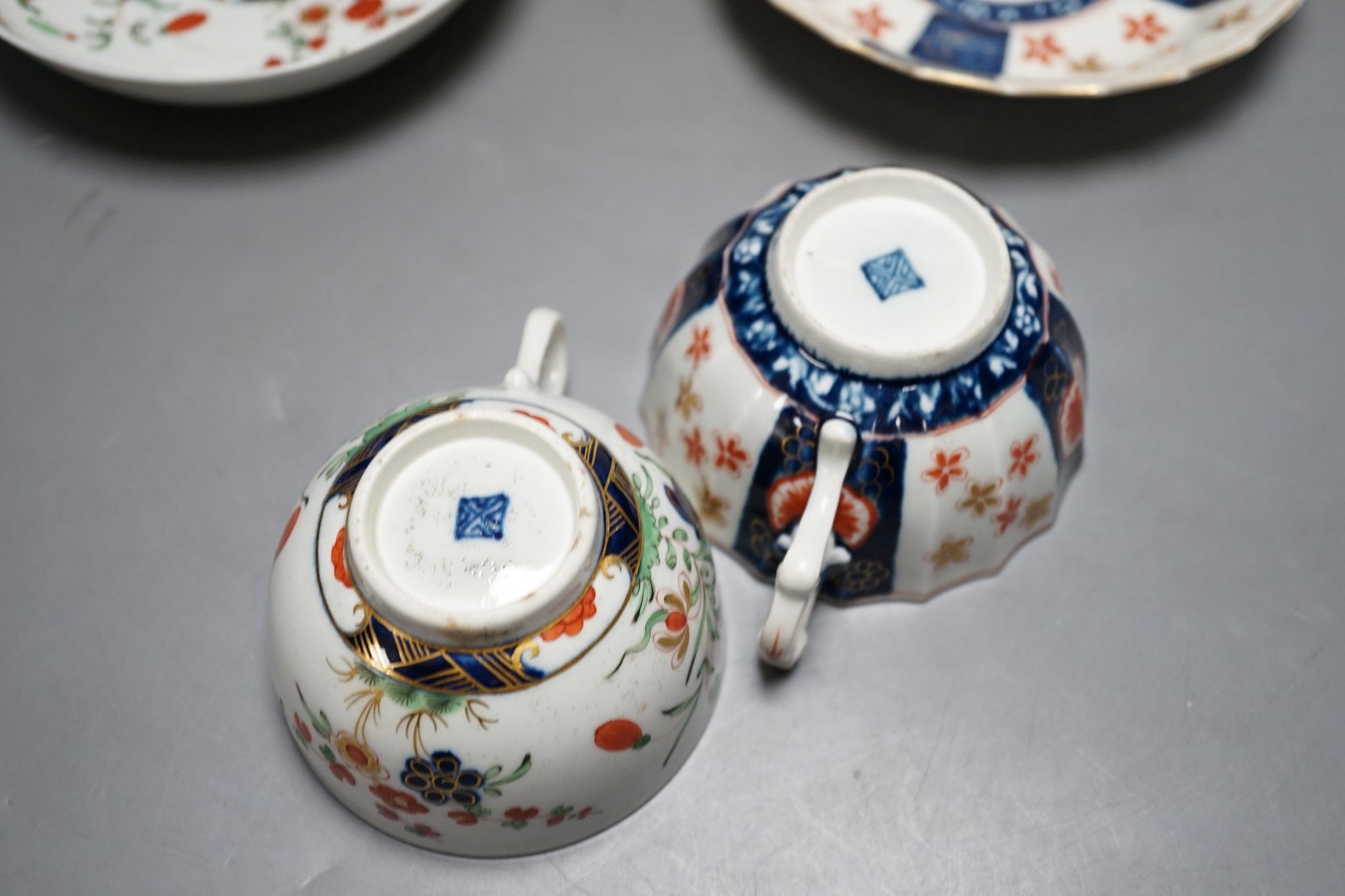 A Worcester kakiemon-style vase and two similar cups and saucers, circa 1775–80